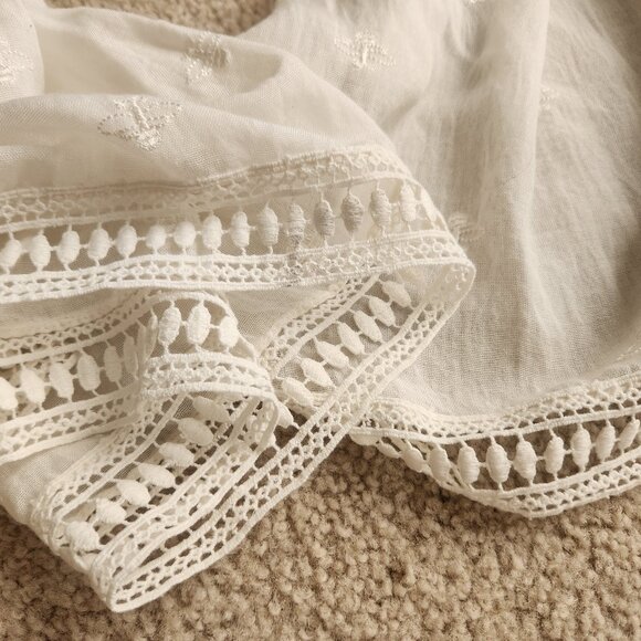 Ann Taylor Accessories - NWT Embroidered Crochet Oblong woven scarf bumblebee bee